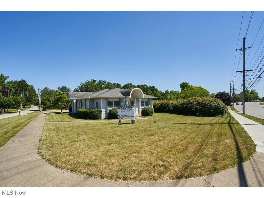 View of front of property featuring a front yard