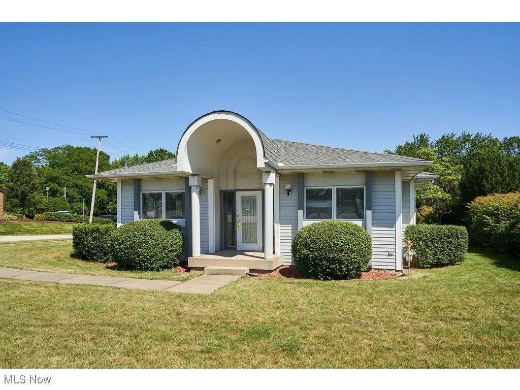 View of front facade featuring a front lawn