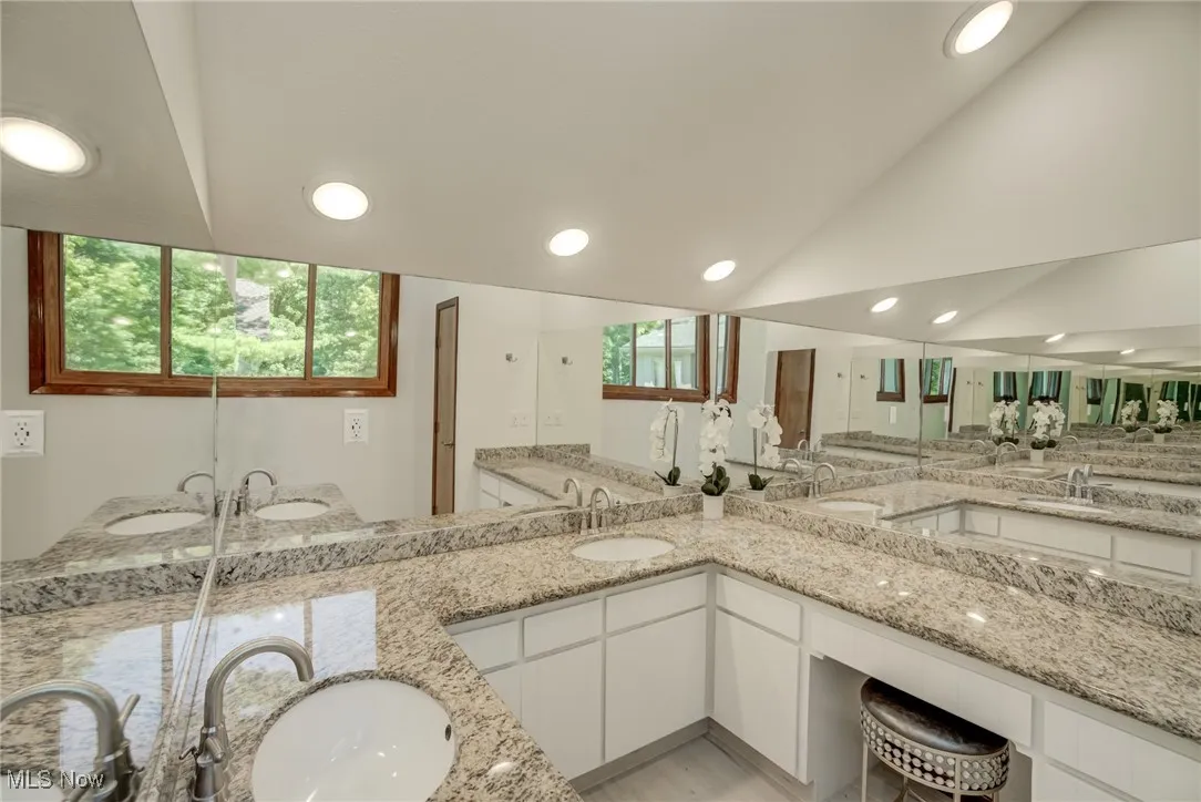 5009 Lansdowne Drive, Solon, Ohio 44139,MLS Now Listing ID