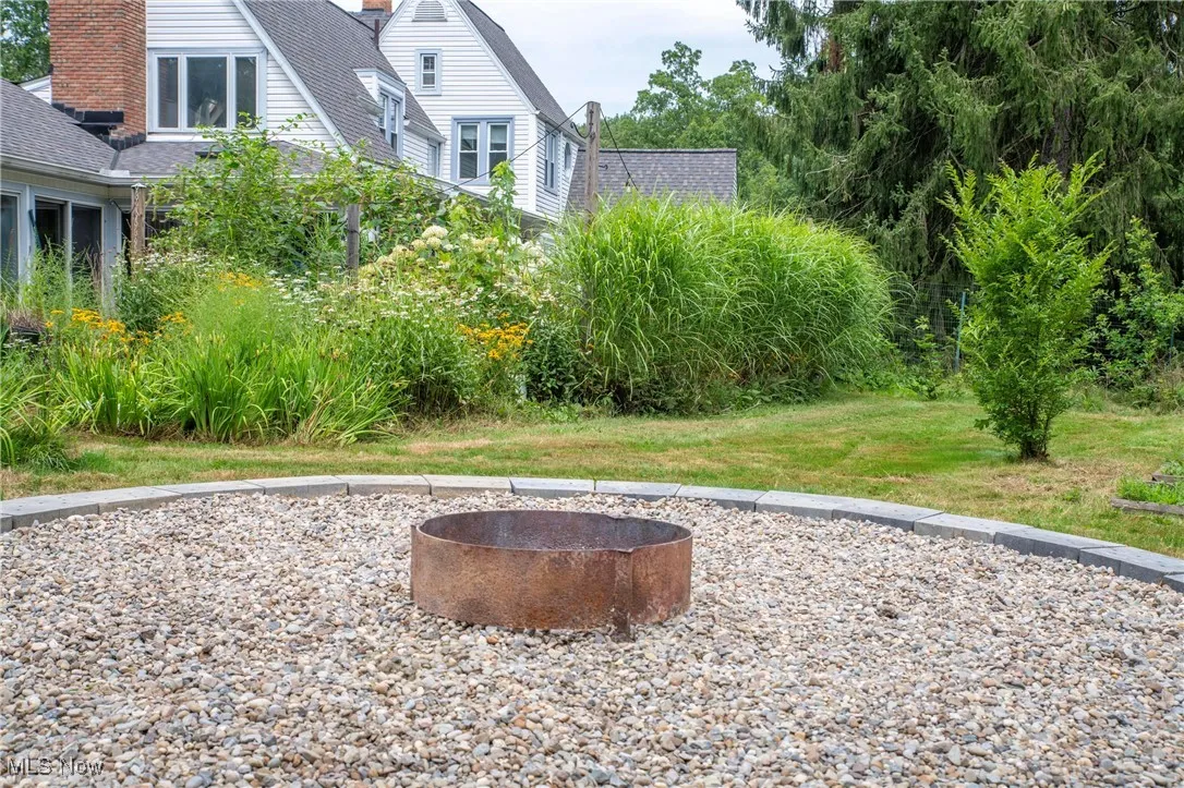 Outdoor fire pit