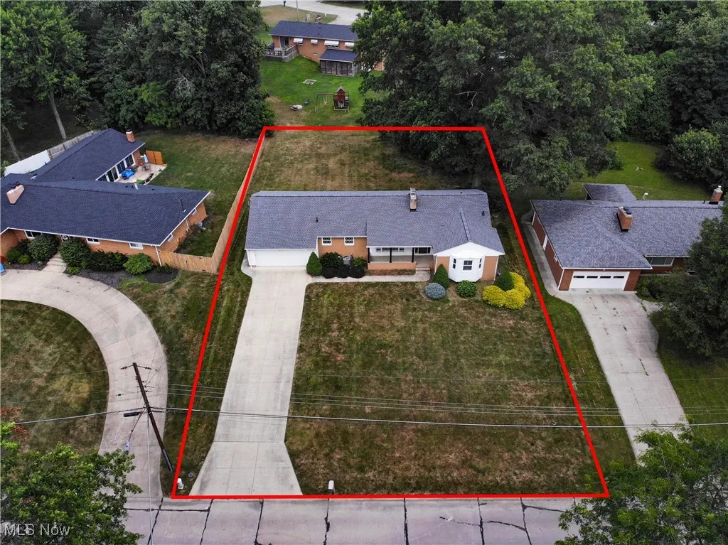 View of subject property with property parcel outlined