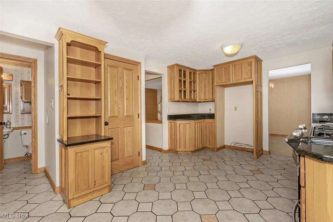 Spacious eat-in kitchen