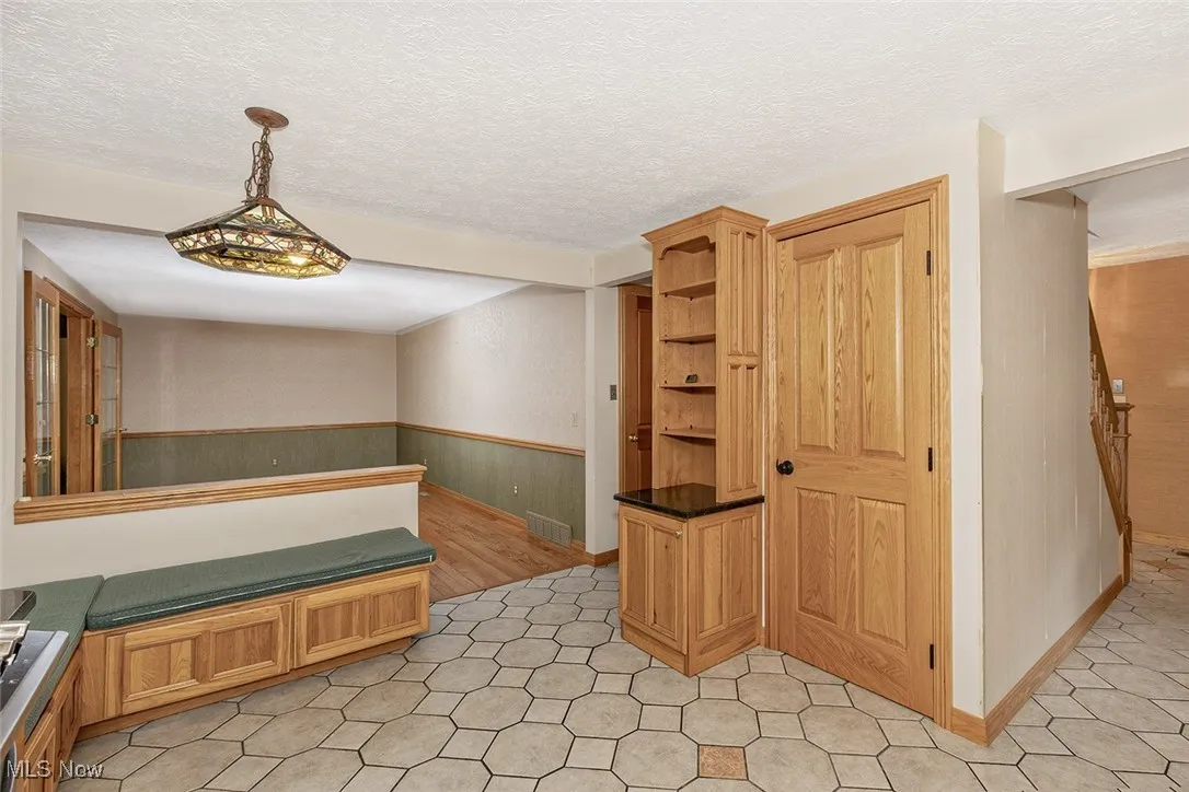 Spacious eat-in kitchen