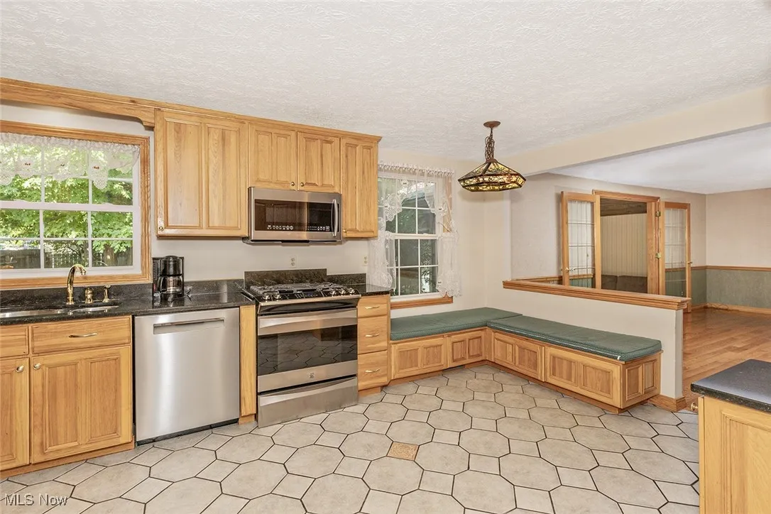 Spacious eat-in kitchen