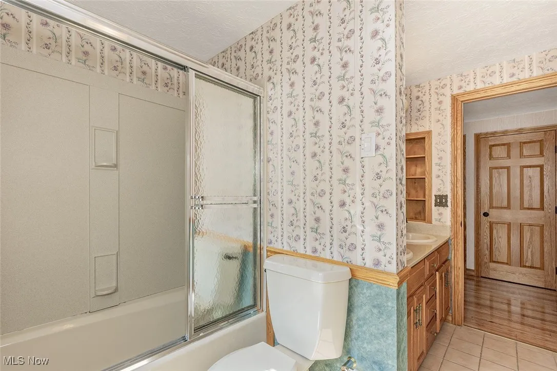 2nd floor full bathroom