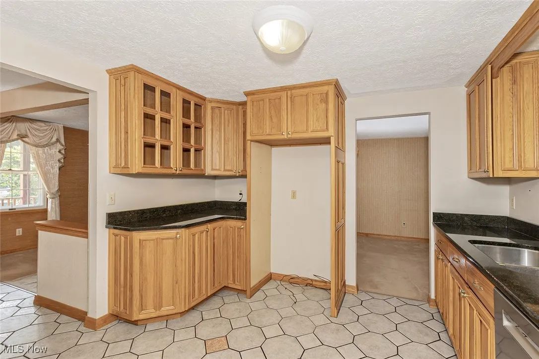 Spacious eat-in kitchen