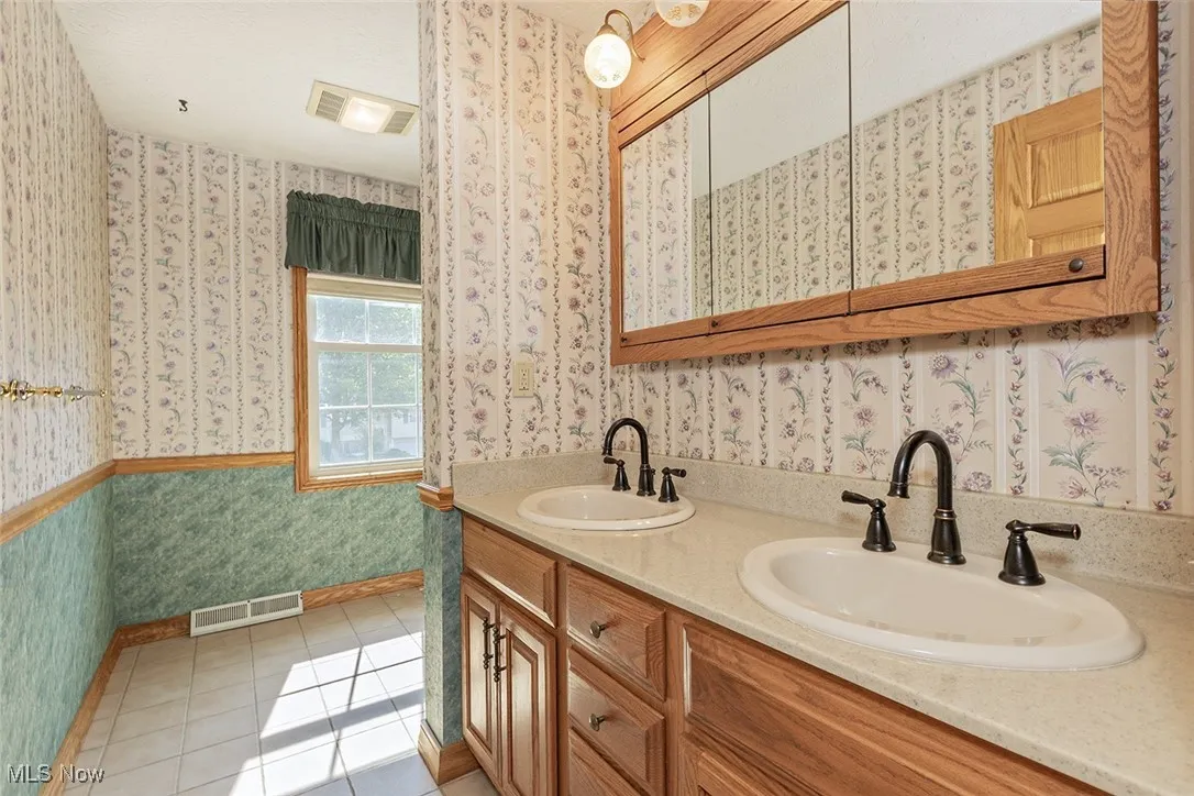 2nd floor full bathroom