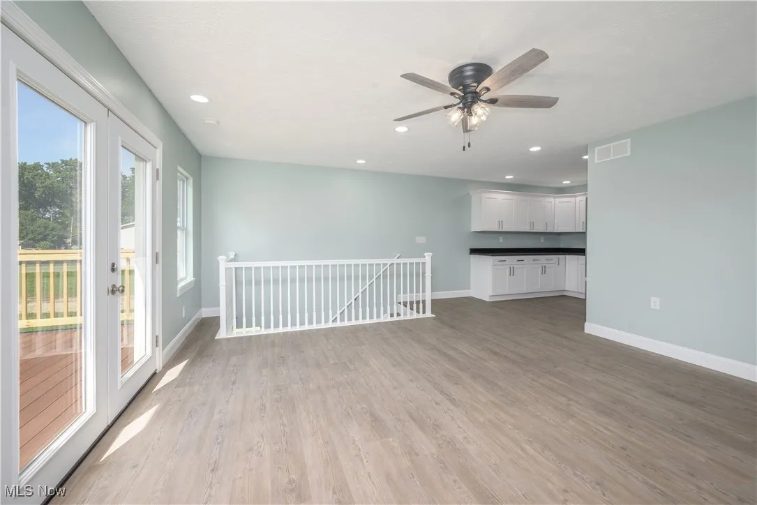 living room with light wood finished floors, ceiling fan, and recessed lighting