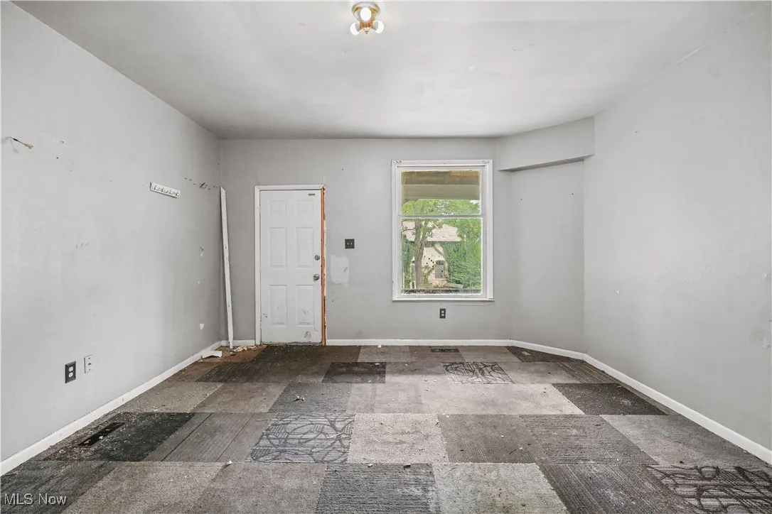 Foyer entrance with baseboards