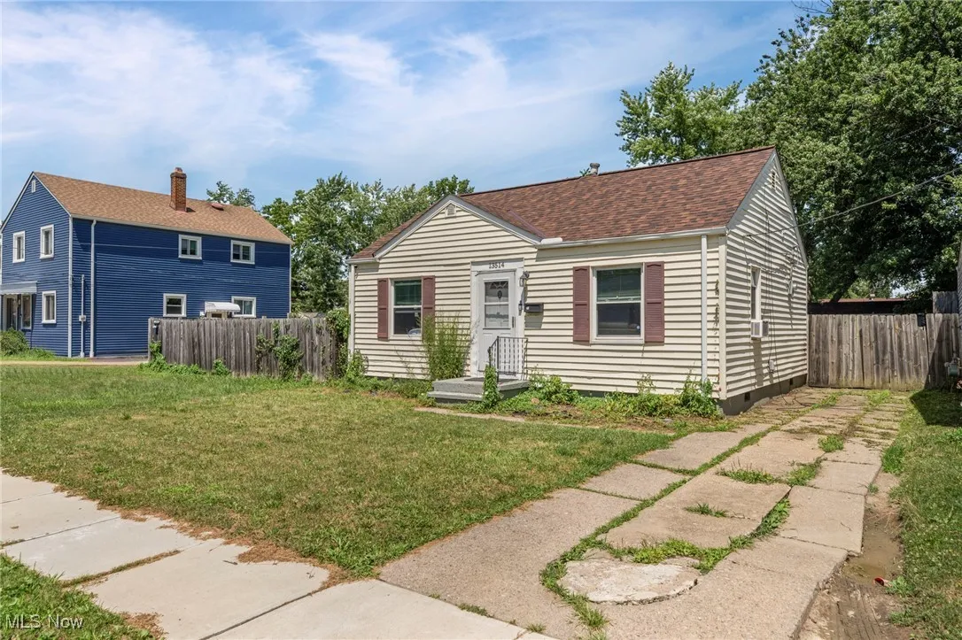 Bungalow featuring crawl space