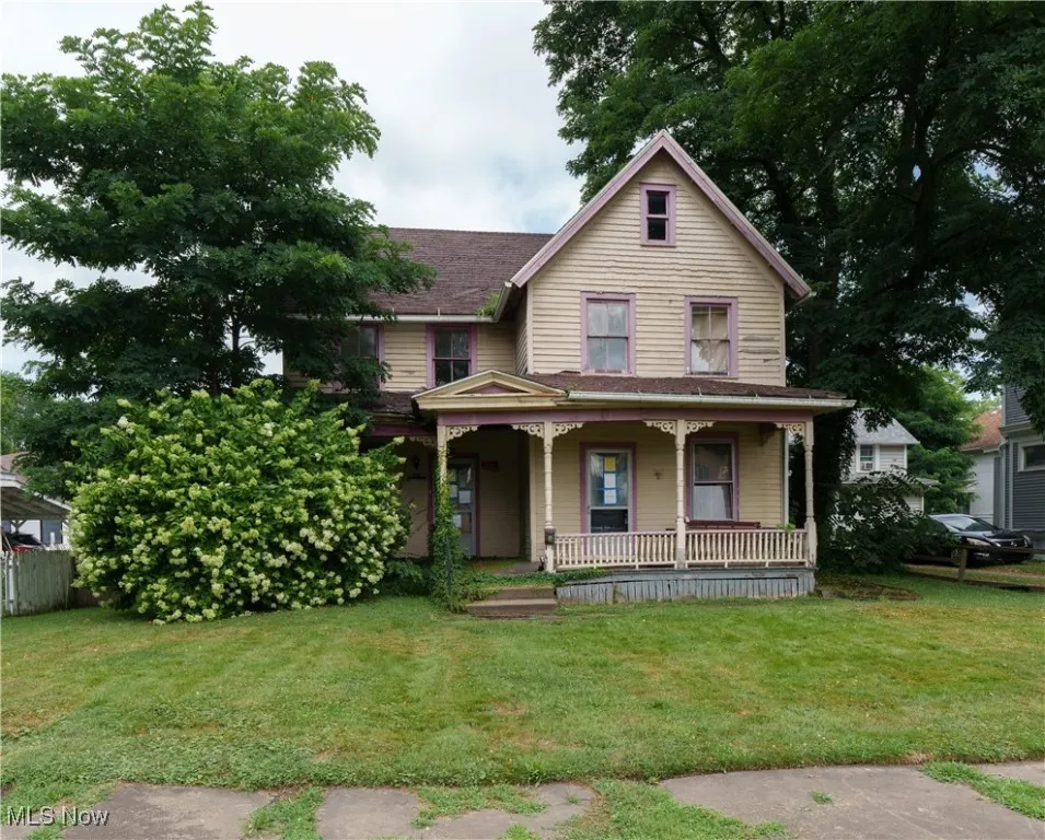 View of front of house featuring covered porch and a front lawn