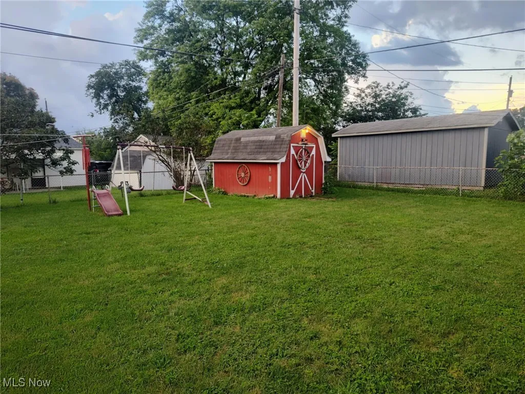 View of yard featuring a storage shed