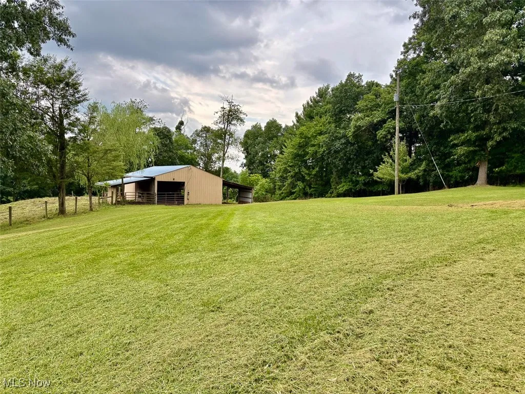 View of yard featuring an outbuilding