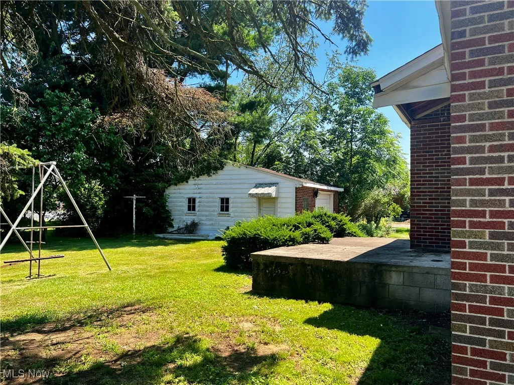 View of grassy yard