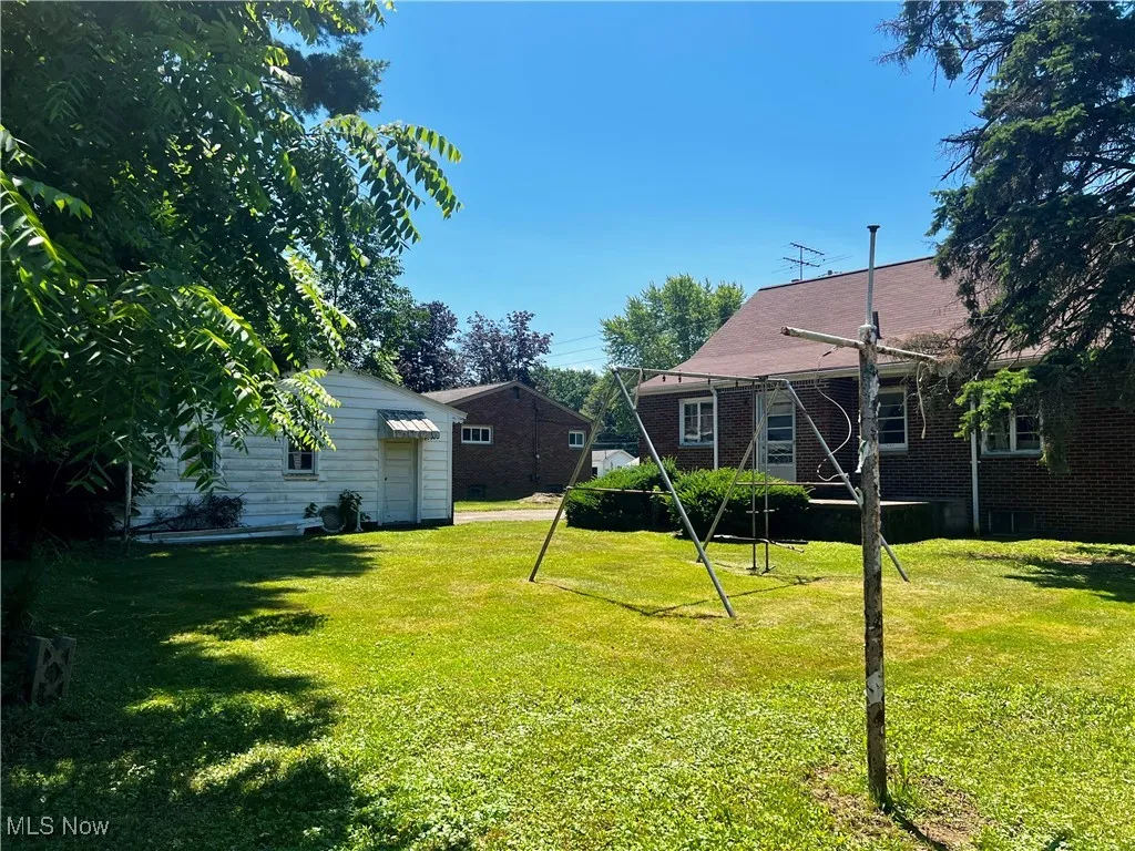 View of grassy yard
