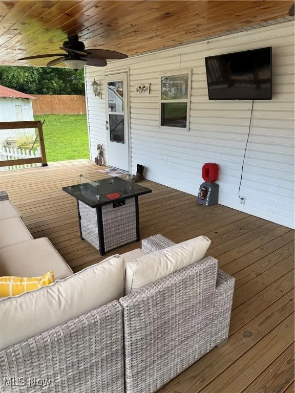Deck featuring an outdoor hangout area and ceiling fan