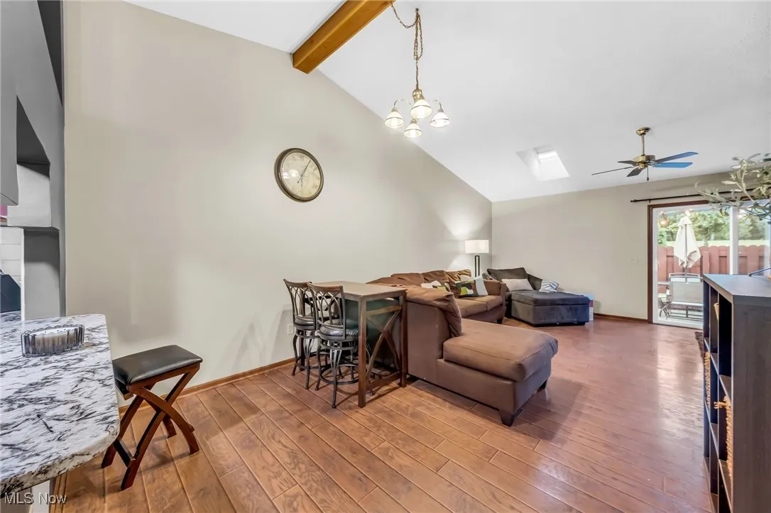 HUge Living room with vaulted ceilings