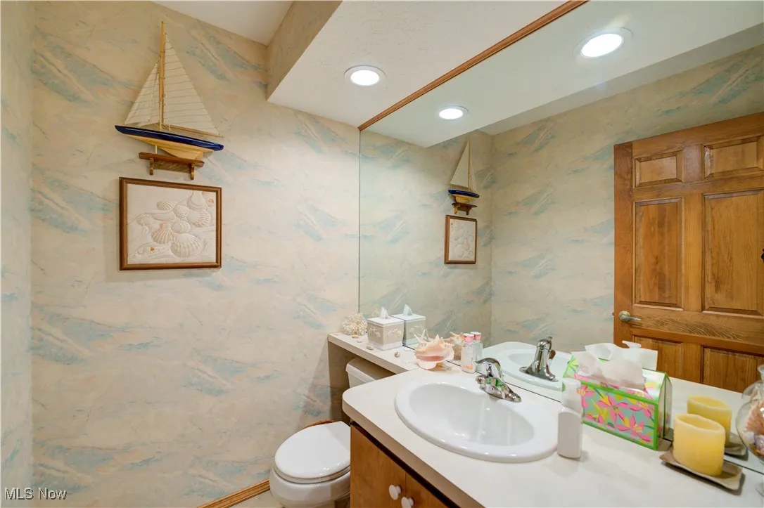 Guest bath off entry.