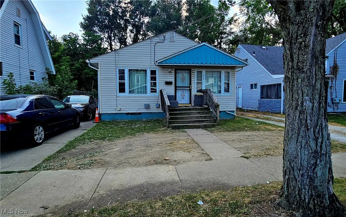 Bungalow with crawl space and a metal roof