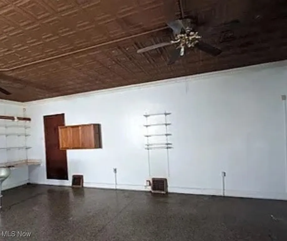 Garage featuring an ornate ceiling and ceiling fan