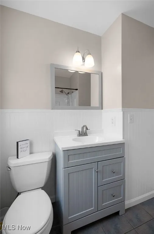 Main level updated full bath with tub/shower