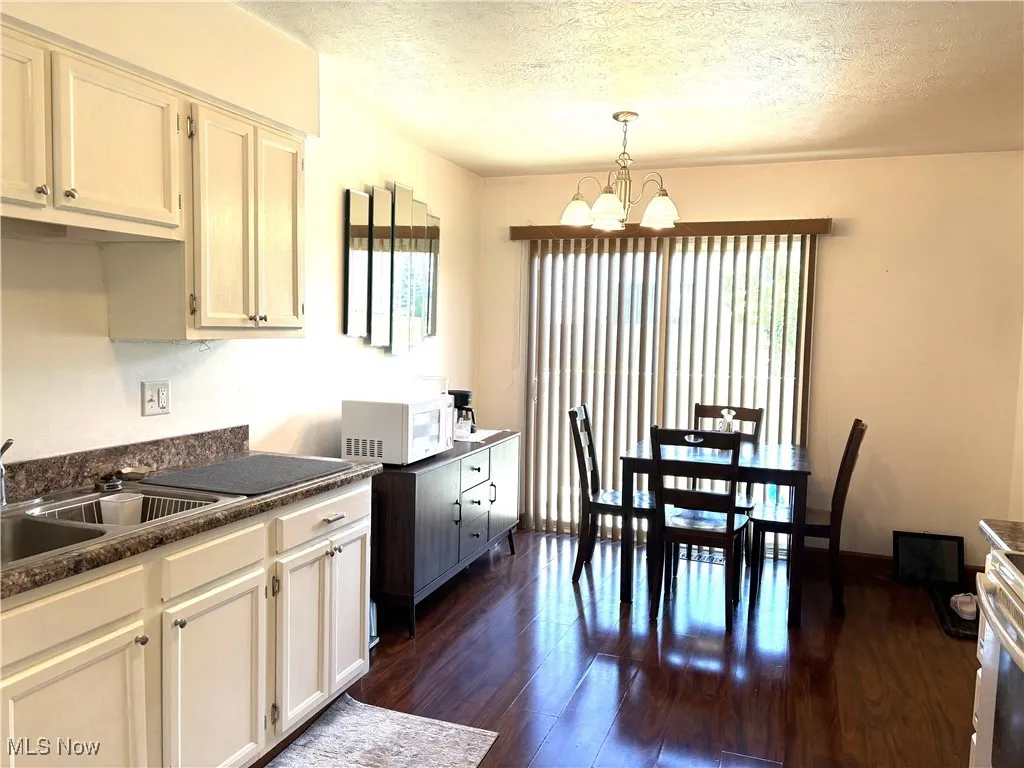 Kitchen dining room combo