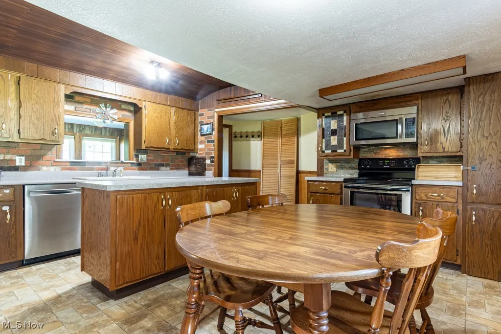 Eat-in kitchen