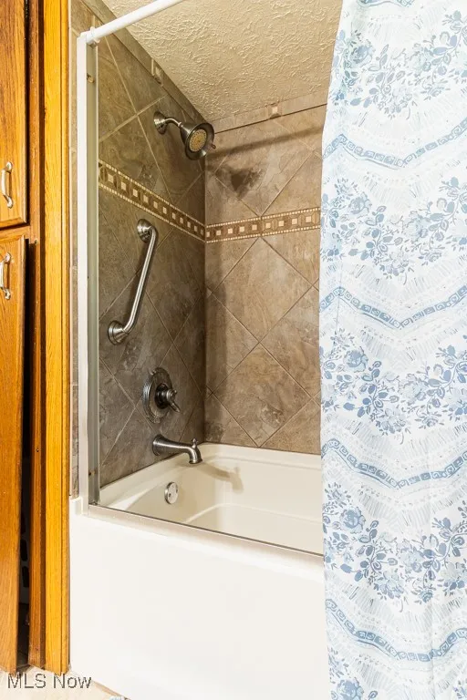 Beautifully tiled tub surround