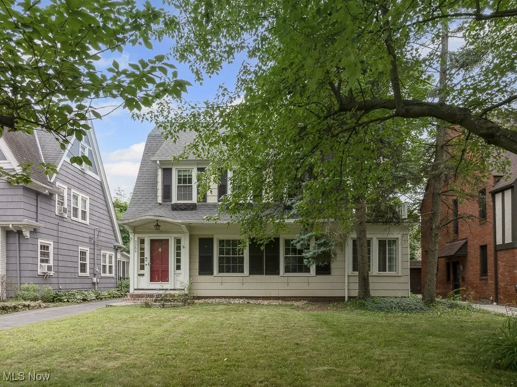View of front of property featuring roof with shingles and a front lawn