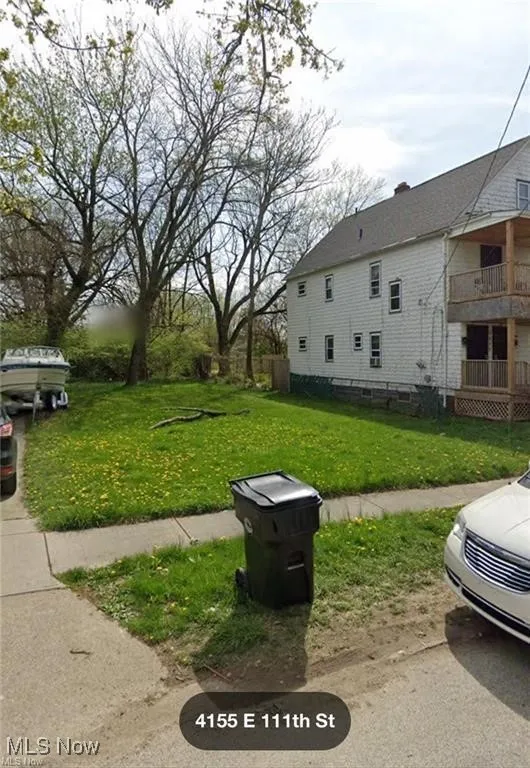 View of grassy yard