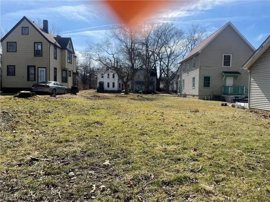 View of yard with a residential view