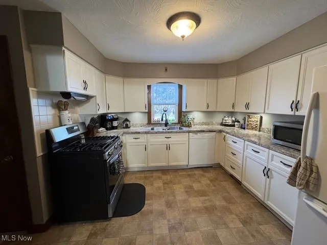 Kitchen with plenty of counter space