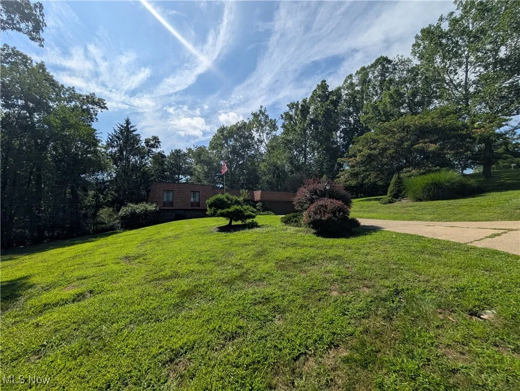 View of front of property featuring a front yard