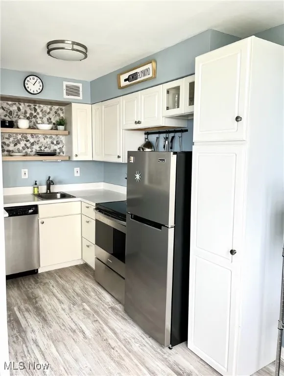 Kitchen off-white cabinetry