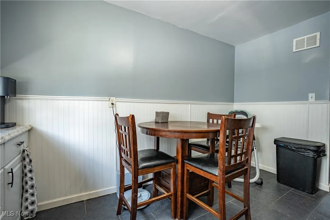 Eat-in kitchen