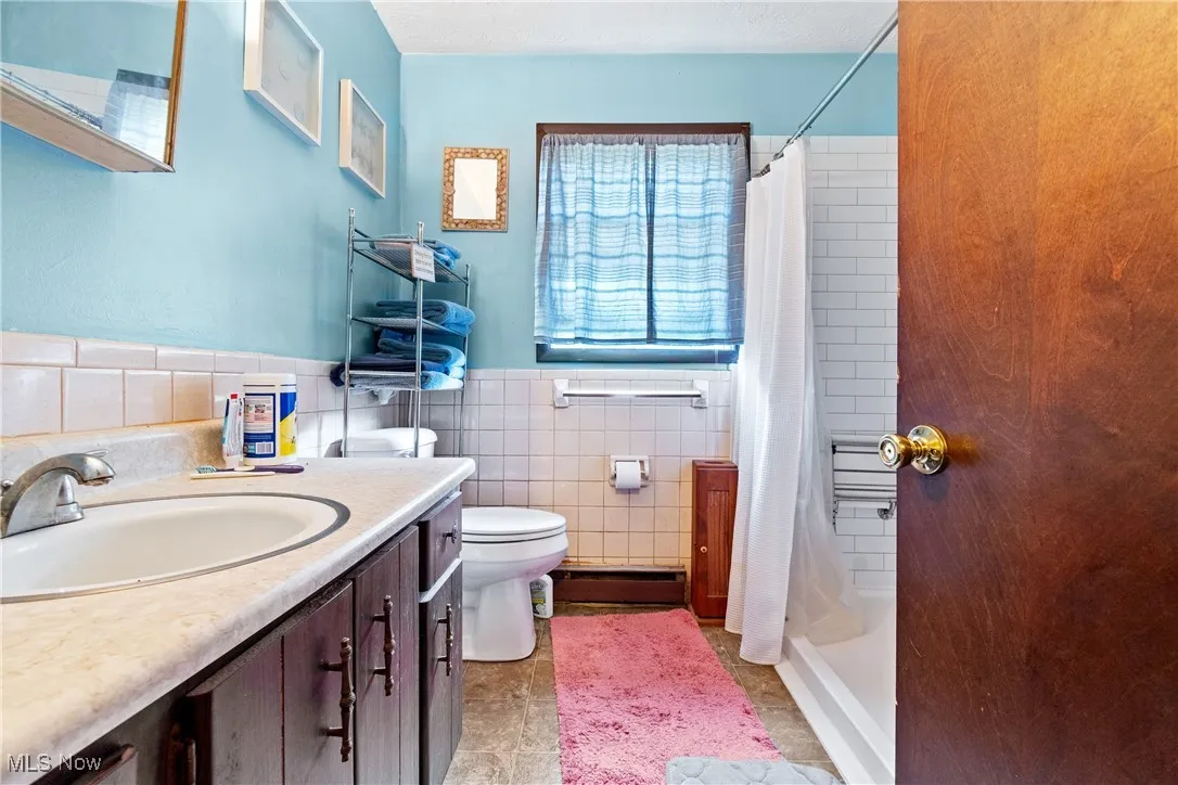 4475 full bathroom 2nd floor with walk in shower