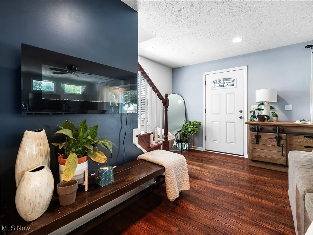 EElectric fireplace adjacent to the kitchen and family room