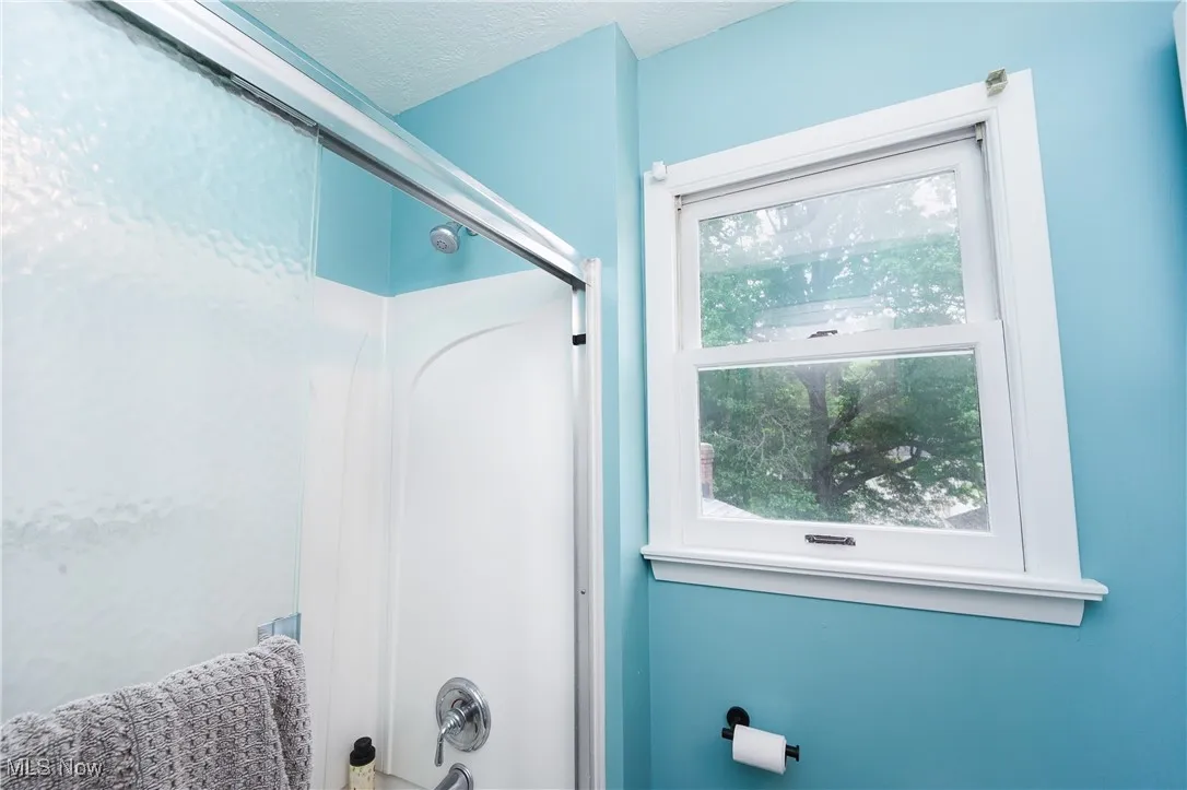 Full bathroom featuring a textured ceiling