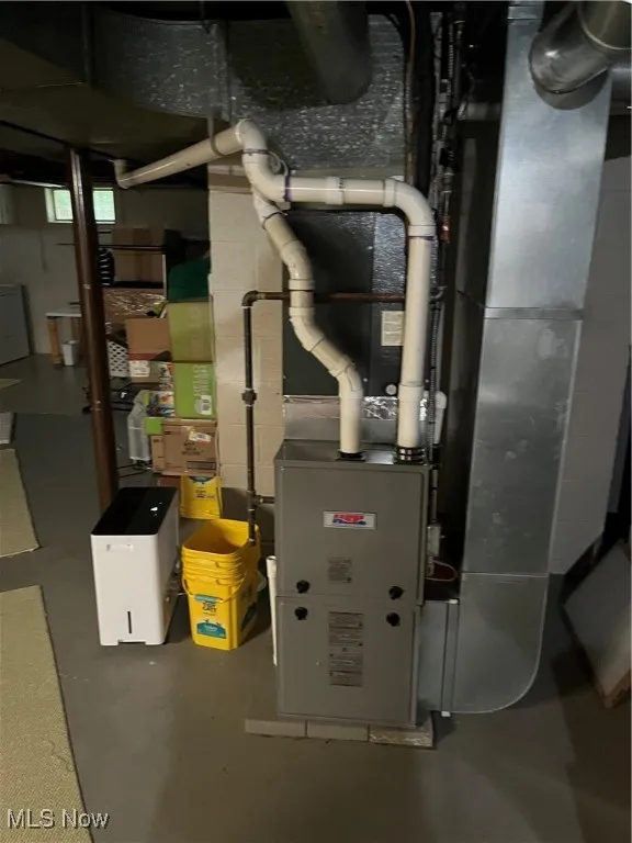 Utility room with washer / dryer