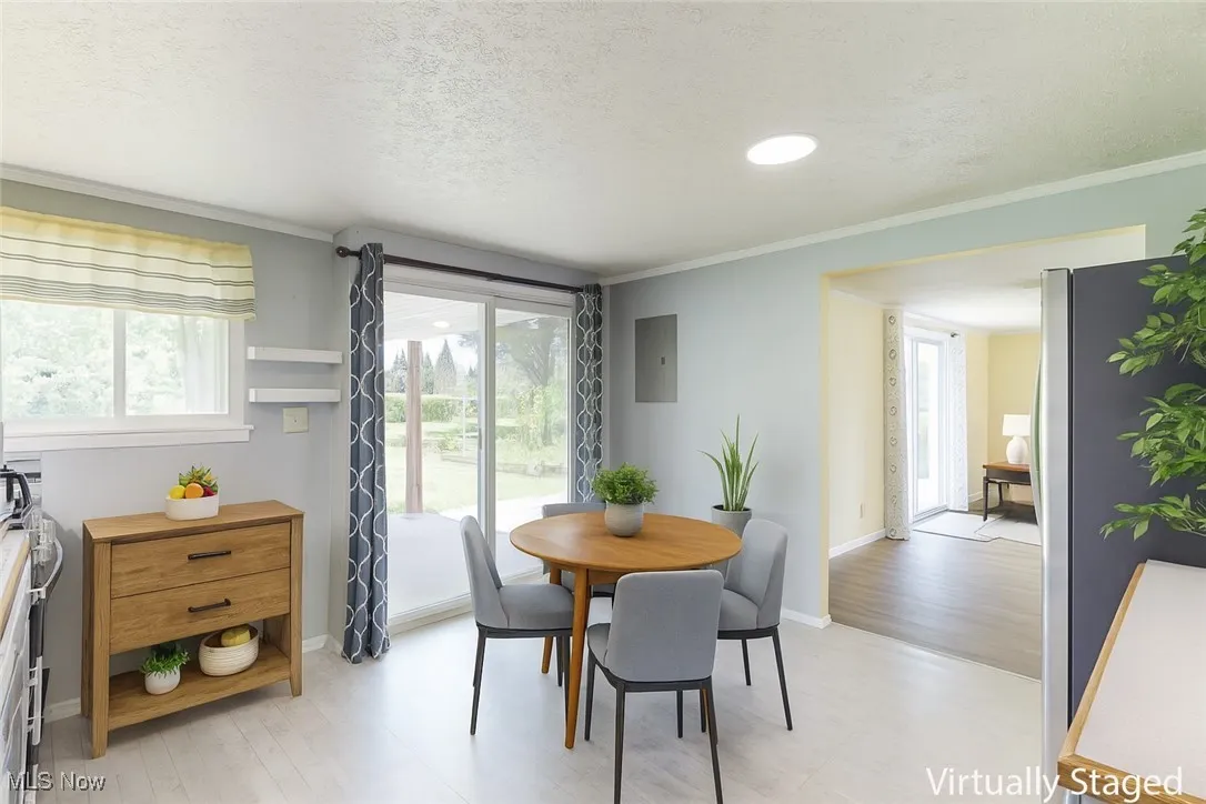 DINING AREA. VIRTUALLY STAGED.