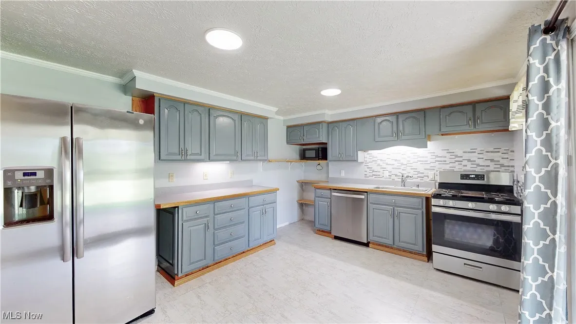 EAT-IN KITCHEN VIEW 1. UPDATED STAINLESS APPLIANCES.
