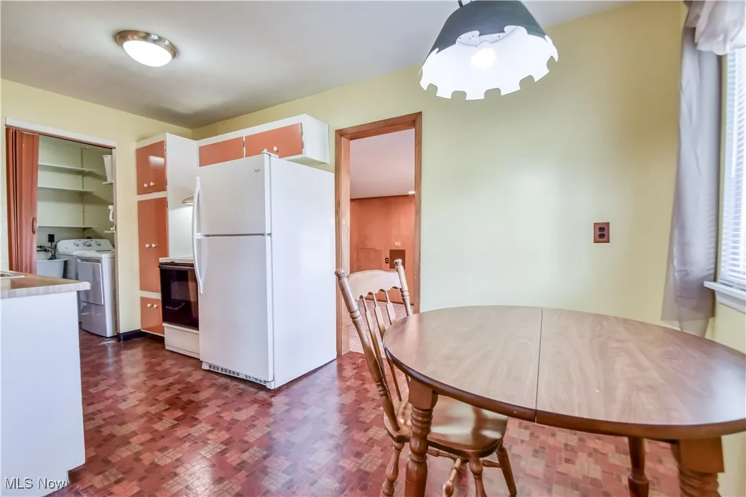 Dining room with independent washer and dryer