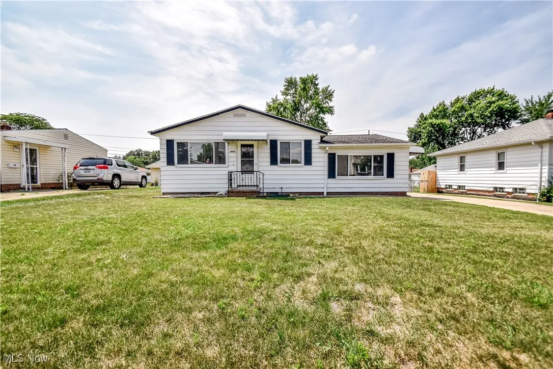 View of front of property featuring a front yard