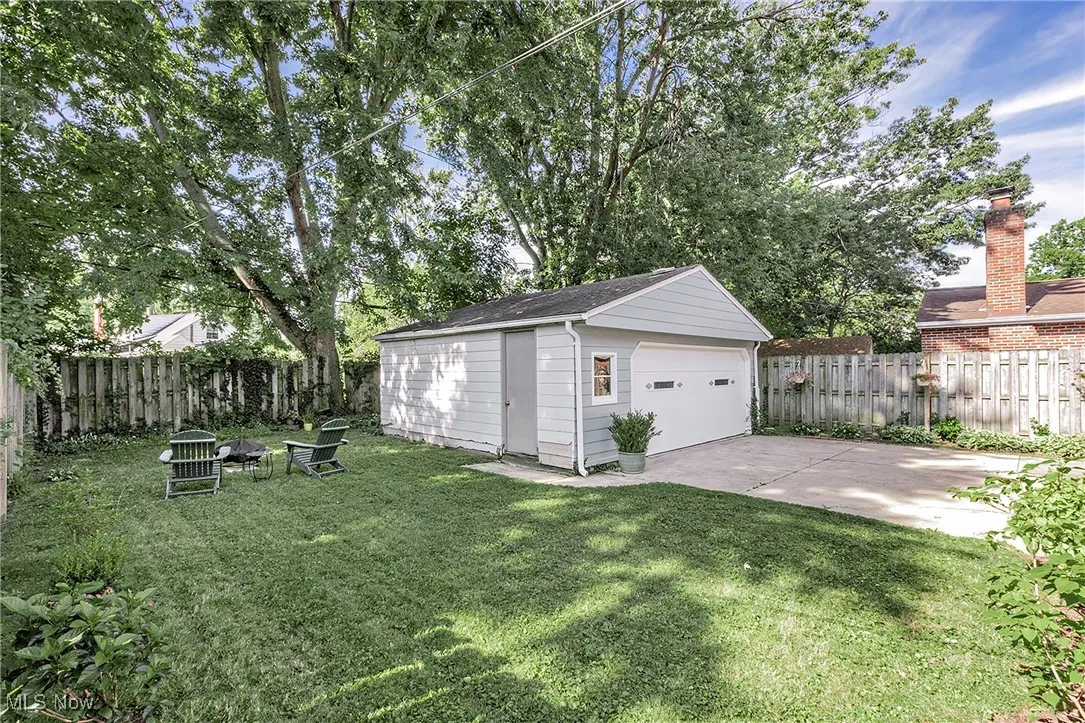 The quiet and peaceful setting in the backyard.