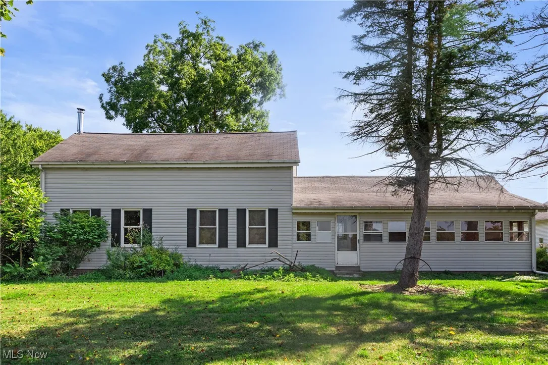 View of front facade featuring a front yard and entry steps