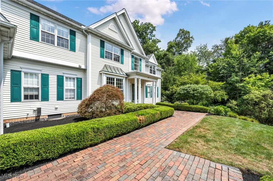 View of front of property featuring a front lawn