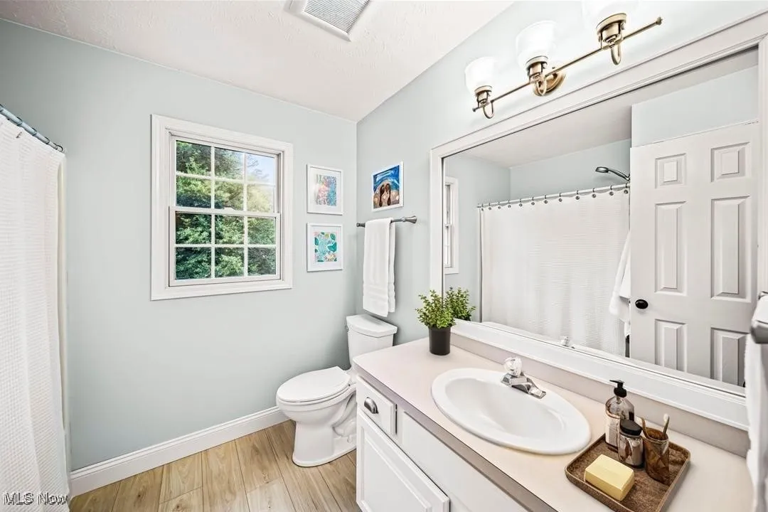 Full bath on 2nd level. Virtually​​‌​​​​‌​​‌‌​‌‌​​​‌‌​‌​‌​‌​​​‌​​ staged.