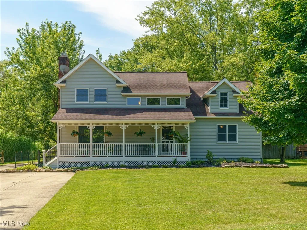 View of front of home featuring a porch and driveway