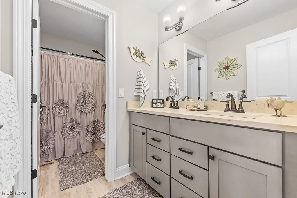 Upstairs full bathroom