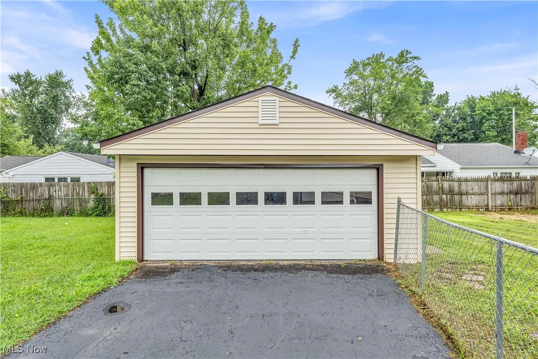 Detached garage